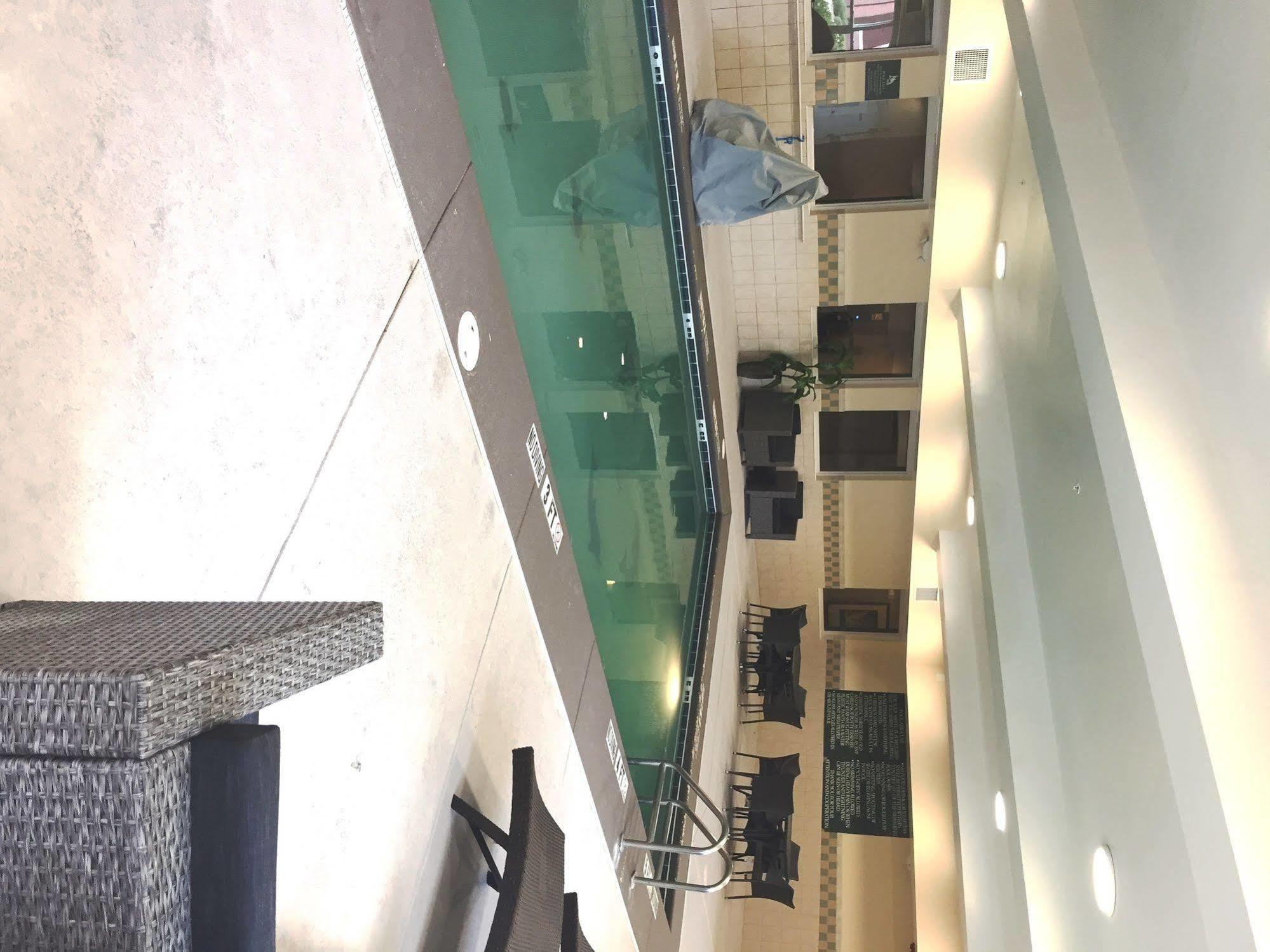 Hotel Clarion Pointe Columbus Esterno foto